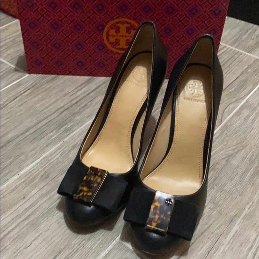 Black leather Tort pumps with tortoise trimmed